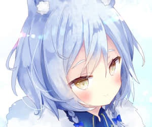 藍色頭髮和金色眼睛的動漫女孩在雪景中微笑