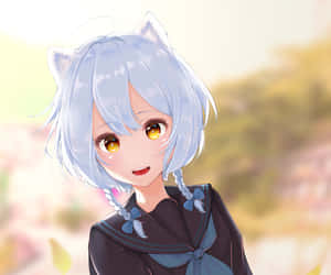 藍色頭髮和貓耳朵的動漫女孩穿著水手服，溫柔地微笑。