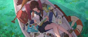 一個穿著水手服嘅女孩喺平靜嘅藍綠色水面上嘅小船入面睇緊書。