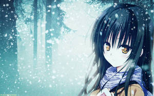 深色頭髮和金色眼睛的動漫女孩，在雪地森林中。