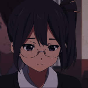 動漫女孩深色頭髮和眼鏡直視觀眾。