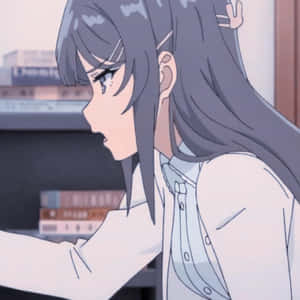 灰髮淚眼動漫女孩坐在室內書桌前