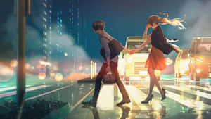 兩個人在發光的燈光下拖手橫過雨夜的街道。