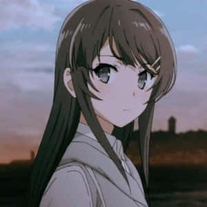長棕色頭髮的動漫女孩在暮色中回頭看