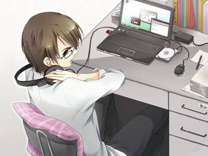戴眼鏡和耳機的動漫男孩坐在桌子旁使用筆記本電腦。