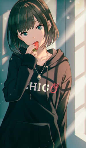 穿連帽衫的動漫女孩在窗邊吃草莓，陽光照射 — 可愛動漫女仔 壁紙