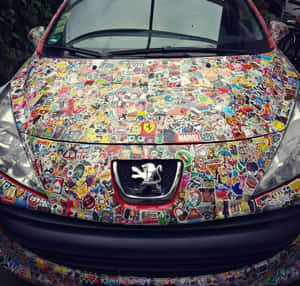 紅色汽車上貼滿了色彩繽紛的貼紙，包括Marvel和Peugeot標誌。 — 靚靚動畫 壁紙