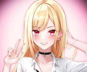 金髮紅眼的動漫女孩微笑比出和平手勢。