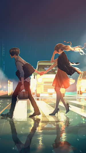兩個人手牽手在夜晚的雨中城市街道上過馬路，帶有發光的倒影。