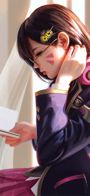 戴眼鏡和髮夾的動漫女孩在陽光下手持電話 — 鬥陣特攻 GIF 壁紙