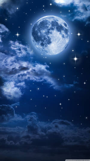 滿月穿過雲層，在繁星點點的夜空中閃耀。