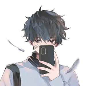 動漫風格年輕男性，深色頭髮，在白色背景前手持手機自拍。