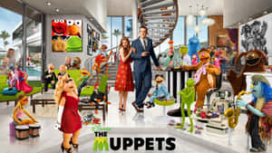 Muppets 角色和人類在一個現代豪華住宅中，帶有螺旋樓梯。