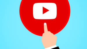 手在藍色背景上按下紅色 YouTube 播放按鈕圖示。