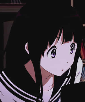 動漫女孩穿著水手服，紫色眼睛在昏暗房間向上看