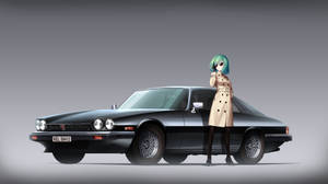 穿著風衣和太陽眼鏡的動漫女孩在黑色經典汽車旁擺姿勢。