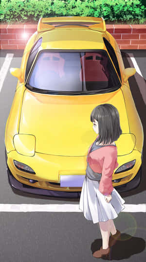 一個穿著粉紅色外套的女孩站在街上的黃色跑車旁邊。
