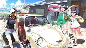 三個動漫女孩在陽光燦爛的日子裡，在車站與一輛復古車合影。