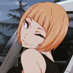 橙色頭髮的動漫女孩在車內微笑，可看到森林景色。