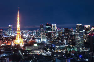 夜晚的東京塔，背景中閃爍的城市燈光。