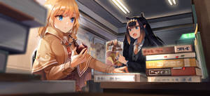 兩個動漫女孩在一間書店裡，一個有貓耳興奮地向另一個拿著煙斗的女孩展示零食。