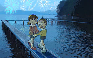 兩個小孩在碼頭上牽手觀看黃昏湖面上的煙火。