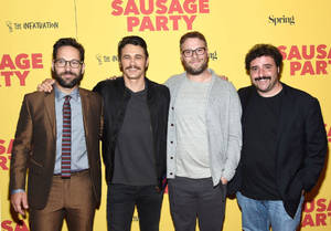 四位男士在電影首映禮上擺姿勢，身後有《Sausage Party》品牌標誌。