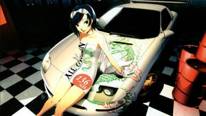 動漫女孩穿著賽車裝備，在帶有龍形圖案的白色跑車上擺姿勢。