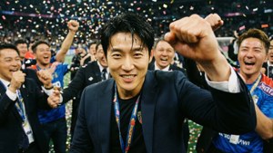 足球運動員在體育場內飄落的五彩紙屑下與隊友慶祝勝利。
