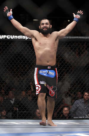 MMA拳手在UFC八角籠內舉臂慶祝勝利