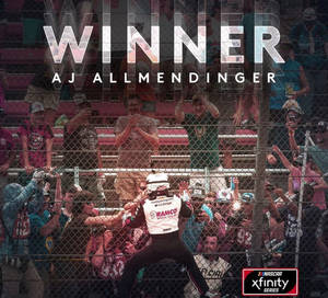 NASCAR車手AJ Allmendinger與圍欄後的粉絲一起慶祝贏得比賽。