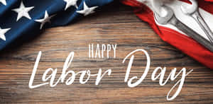 木頭上的Happy Labor Day文字，配有美國國旗和工具。
