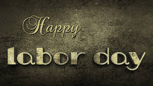 粗糙混凝土牆上金色Happy Labor Day文字。