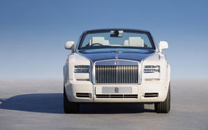 白色勞斯萊斯Phantom Drophead Coupe在沙漠平原上，日落時分