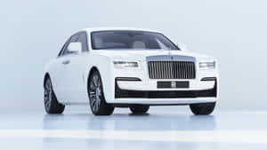 一輛白色勞斯萊斯 Ghost 豪華轎車在簡約的工作室環境中。 — 汽車 壁紙