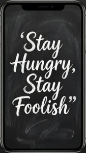 手機屏幕，黑色背景上帶有粉筆風格引用語 Stay Hungry Stay Foolish