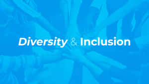 多樣化的手疊在一起，藍色背景上顯示文字 Diversity & Inclusion。