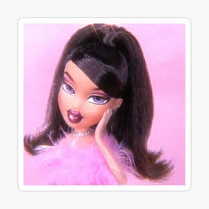 擁有黑髮和紫色眼睛的 Bratz 公仔，穿著粉紅色羽毛領子。