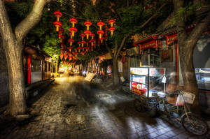 夜晚街道，有紅色燈籠、樹木和美食攤