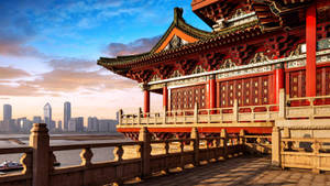 紅色傳統中式亭閣，俯瞰河流，現代城市天際線，夕陽西下。