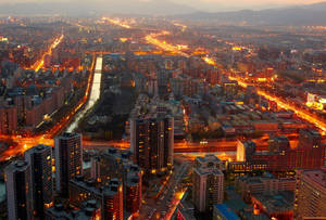 黃昏時分的城市景觀，發光的街道和建築物