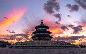 日落時分的天壇，天空色彩繽紛，石台清晰可見