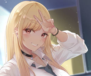 金髮動漫女孩在窗邊微笑並比出和平手勢