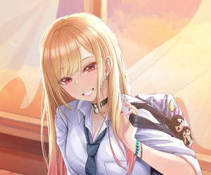 穿著校服的動漫女孩微笑，書包上掛著毛絨公仔。