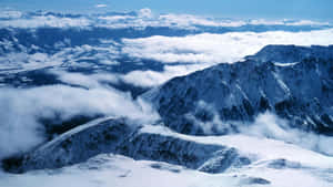 晴朗的日子裡，積雪的山峰聳立在雲海之上。