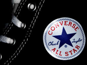 黑色Converse Chuck Taylor All Star運動鞋，白色鞋帶和標誌。