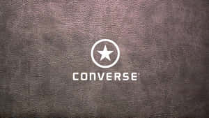 Converse標誌在棕色皮革紋理背景上