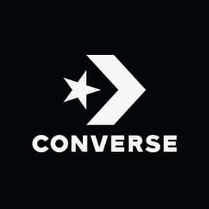 黑色背景上帶有星星和箭頭的Converse品牌標誌。