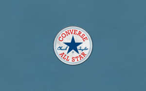 藍色牛仔布背景上的 Converse Chuck Taylor All Star 標誌