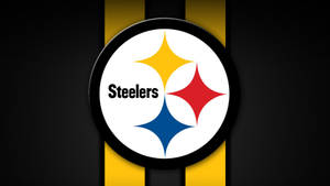 匹茲堡鋼人隊NFL美式足球隊標誌，黑色背景上有黃色條紋。